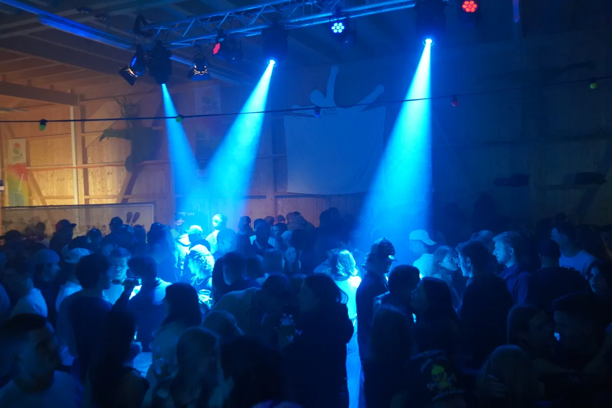 Eine Menge in einer Bar. 